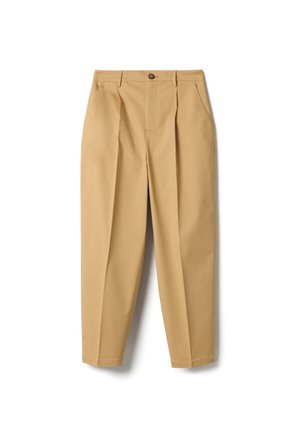 Pantalones a medida de color canela con pinzas frontales, bolsillos laterales, trabillas para cinturón y cierre con botón en la cintura.