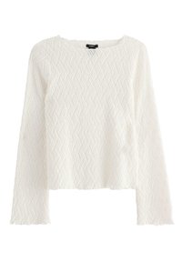 Hvid langærmet sweater med et struktureret, bølget mønster, rund halsudskæring og let cropped kant. Lavet af blødt strikket materiale.