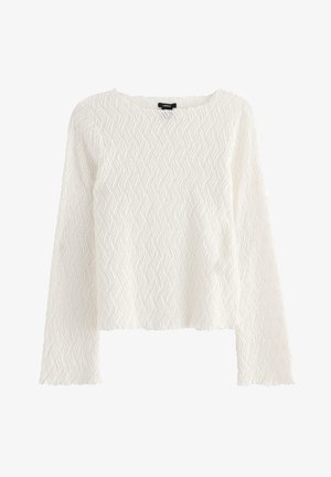 Pullover bianco a maniche lunghe con un motivo ondulato testurizzato, scollatura rotonda e orlo leggermente accorciato. Realizzato in morbido materiale lavorato a maglia.