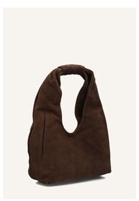 Bruine suède hobo tas met een kenmerkende U-vormige opening, voorzien van een zachte textuur en diagonale naadaccenten. Ontworpen voor veelzijdigheid en comfort.