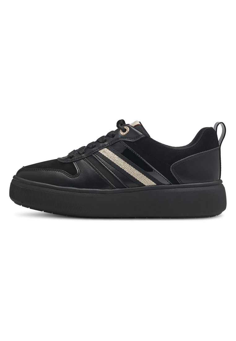 Schwarze Ledersneaker mit einer klobigen schwarzen Sohle. Ausgestattet mit glänzenden schwarzen und goldenen Streifenakzenten, runden Schnürsenkeln und einer Zuglasche an der Ferse.