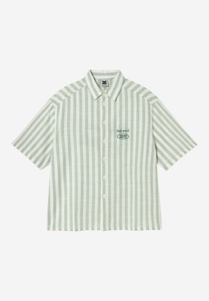 Chemise à manches courtes à boutons avec rayures verticales vert clair et blanches, et petit logo texte vert sur la poitrine gauche.