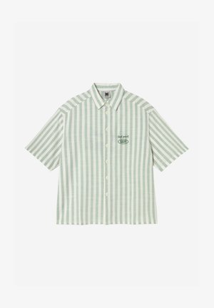 Πουκάμισο με κοντά μανίκια και κουμπιά, με κατακόρυφες ανοιχτοπράσινες και λευκές ρίγες και μικρό πράσινο λογότυπο κειμένου στο αριστερό στήθος.