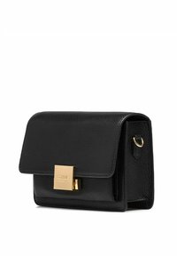 Czarna skórzana torebka z fakturowanym wykończeniem, złotym metalowym zapięciem i bocznym pierścieniem do przypięcia. Posiada zapięcie na klapkę oraz prostokątny kształt.