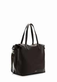 Donkerbruine leren tote bag met twee handvatten, een afneembare schouderband, een textuur oppervlak en zilverkleurige accenten. Bevat een logo aan de voorkant.