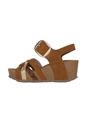 Brązowe zamszowe sandały na koturnie z krzyżującymi się paskami, akcentem w leopardzi wzór, metalicznym złotym paskiem i klamrą. Korkowa platforma z teksturowaną podeszwą.