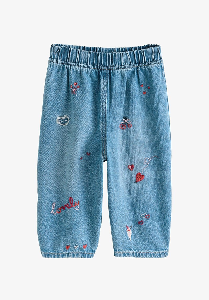 Pantaloni scurți din denim cu talie elastică, având accente brodate multicolore, inclusiv inimioare și cuvântul "lovely" în roșu.