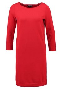 Robe en tricot rouge avec un col rond, des manches trois-quarts et une coupe droite. Texture lisse, longueur genou et couleur unie.