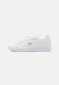 Lacoste CARNABY PRO - Športni copati - white/gold