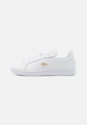 Lacoste CARNABY PRO - Zapatillas - white/gold