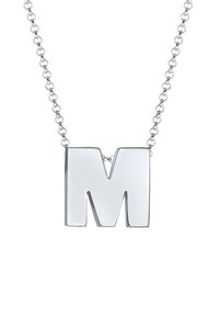 Silberne Halskette mit einem Anhänger in Blockbuchstaben "M", glatte Oberfläche, befestigt an einer Kette mit runden Gliedern.