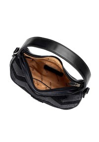 Černá kabelka s texturovaným povrchem, hladkým koženým popruhem a zipovým uzávěrem. Interiér je vybaven podšívkou ze světle hnědé tkaniny s logem.