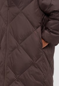 YAS Petite YASFUDGE LONG COAT - Páperový kabát - hot fudge