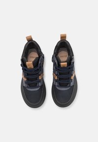 Granatowe buty z teksturowanej tkaniny, brązowe skórzane akcenty i okrągłe sznurowadła. Posiadają wyściełane wnętrze oraz gumową podeszwę.