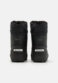 Schwarze wasserdichte Stiefel mit einem strukturierten Stoffkragen und einer verstärkten Gummisohle, die ein Logo an der Seite und einen sicheren Passgurt haben.