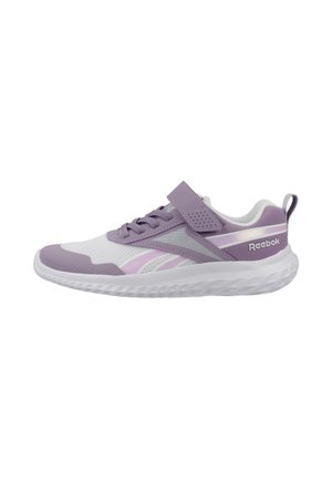 Zapatilla Reebok en morado claro y blanco, con cordones y cierre de Velcro, parte superior transpirable de malla y suela blanca texturizada.
