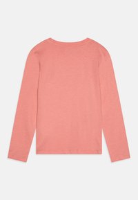 Langarmshirt in zartem Korallenrot, aus weicher Baumwolle gefertigt. Hat einen Rundhalsausschnitt und schlichte, gesäumte Bündchen sowie einen gesäumten Saum. Keine Grafiken oder Verzierungen.