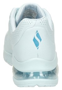 Jasnoniebieskie buty sportowe z teksturowanej syntetycznej cholewki, z perforowanymi detalami i przezroczystą, żelową wkładką w pięcie. Widoczny akcent z niebieskim logo.