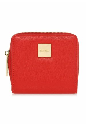 Czerwony skórzany portfel z fakturą, zapinany na suwak dookoła, z metalową złotą tabliczką z logo i złotym suwakiem.