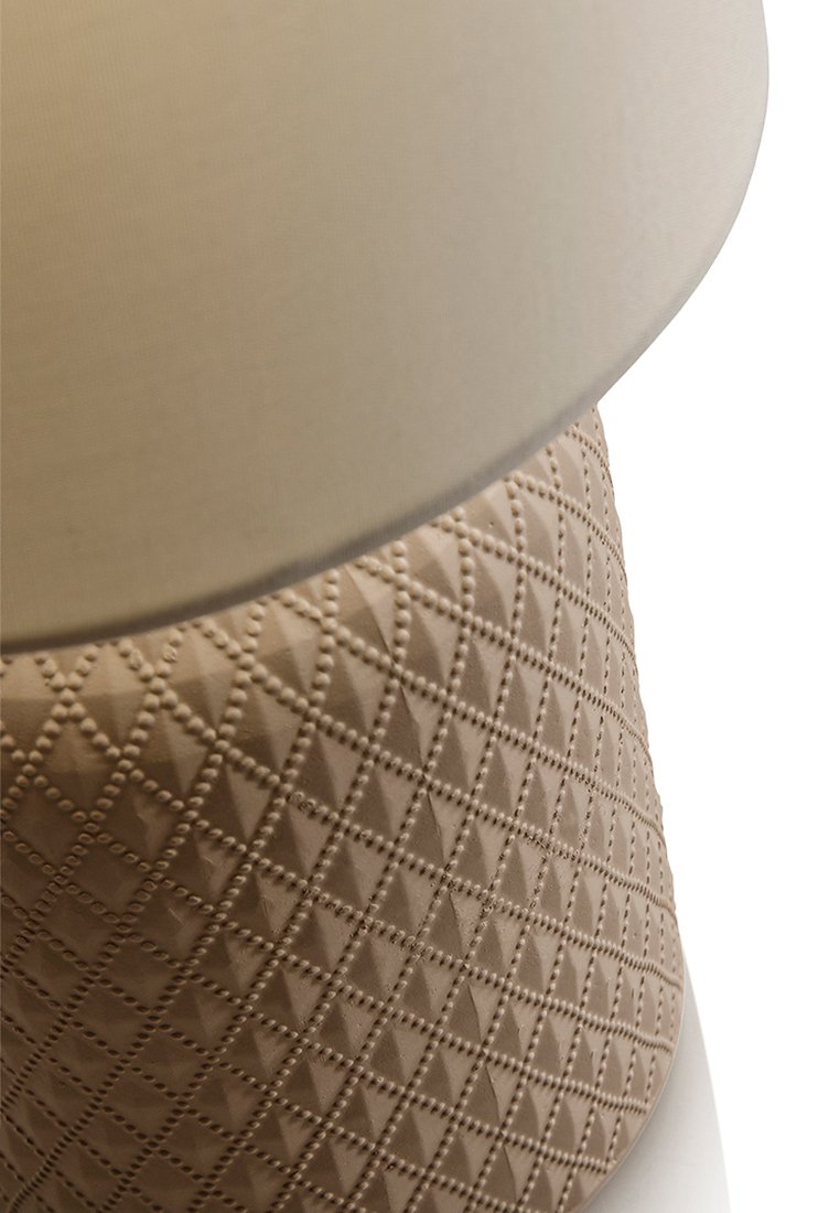 Beige Lampenfuß mit einem strukturierten Diamantmuster, gekrönt von einem sanften, runden, cremefarbenen Schirm, der einen Kontrast in Farbe und Textur schafft.