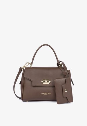 Borsa in pelle marrone con un design strutturato, accessori in oro, manico superiore e portacarte rimovibile. Nome del marchio impresso sul davanti.