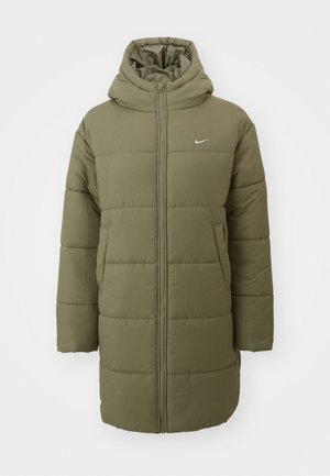 Giacca puffer verde oliva con cappuccio, texture a righe orizzontali, zip frontale e tasche laterali. Piccolo logo Nike bianco sul petto.