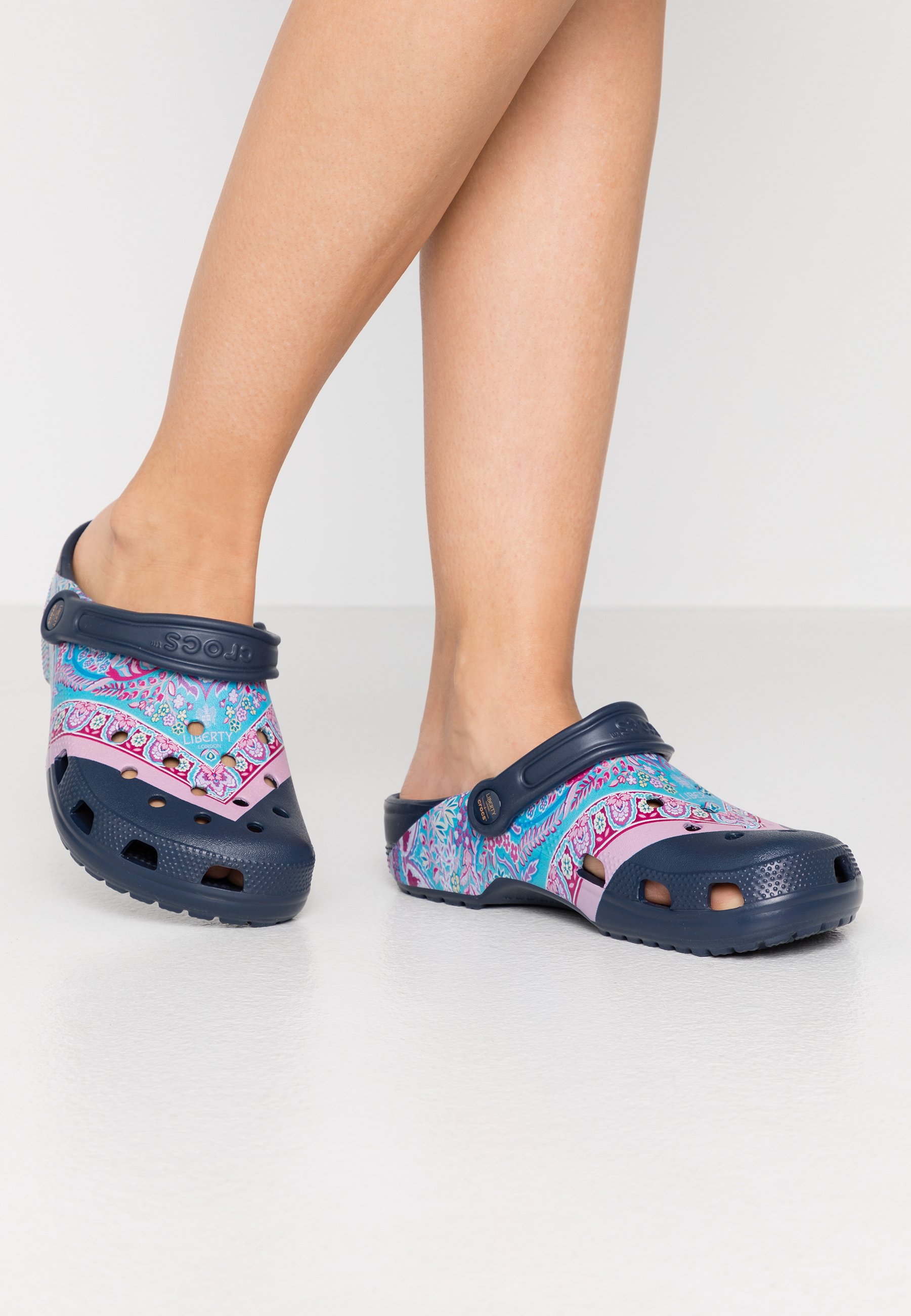 Crocs CLASSIC LIBERTY GRAPHIC - Tøfler - navy Crocs CLASSIC LIBERTY GRAPHIC - Tøfler - navy