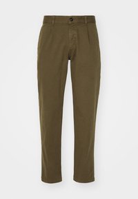 Olivgrön bomullschinos med rak bendesign, framveck, enkel knappstängning och bältesögon. Slät textur, inga synliga mönster.