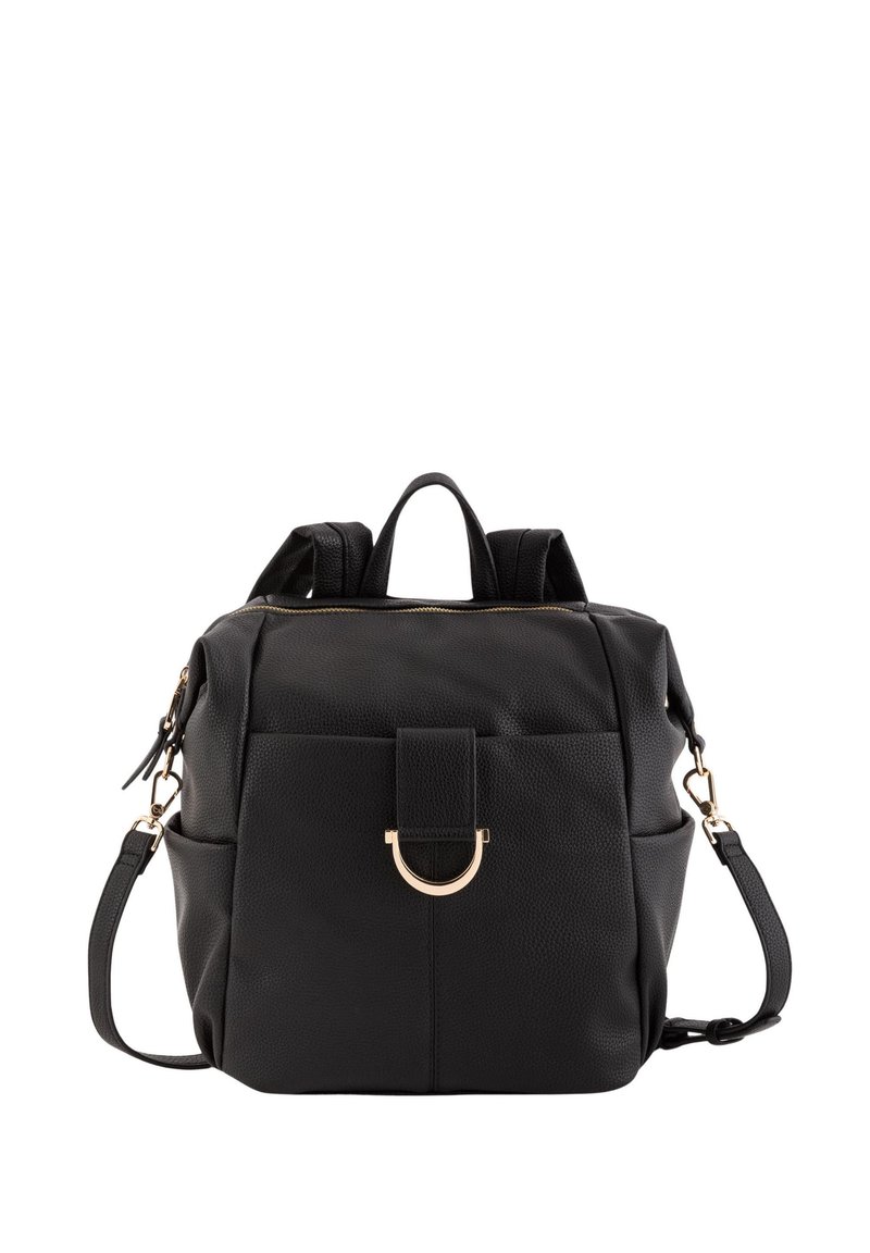 Mochila de piel negra con un acabado texturizado, cierre superior con cremallera, solapa frontal con un acento de anillo dorado, correas ajustables y bolsillo lateral.