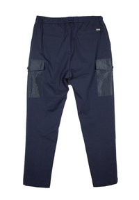 Navyblauwe sweatpants met elastische tailleband, twee achterzakken en twee zijcargo zakken met een glanzend zwart materiaalaccent.