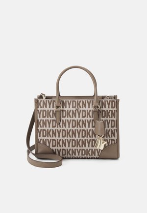 Sac à main rectangulaire beige et marron à monogramme DKNY avec double poignées supérieures, bandoulière amovible et breloque logo dorée.