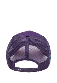 Violetinė kepurė su tvirtu audiniu priekyje ir tinkleliu gale vėdinimui. Įtrauktas reguliuojamas plastikinis dirželis gale.