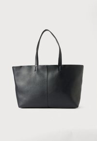 Borsa tote in pelle nera con due manici lunghi, design spazioso, texture liscia e dettagli minimalisti sulla superficie.