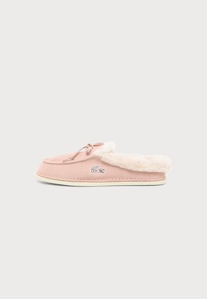 Rosa Veloursleder-Hausschuh zum Hineinschlüpfen mit weißem Fellfutter, Schleifendetail oben und kleinem Krokodil-Logo an der Seite.