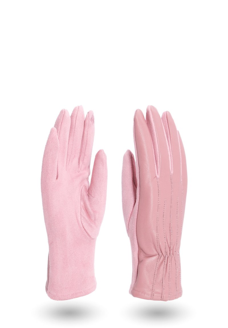 Un paio di guanti rosa, con un lato anteriore in texture suede e un lato posteriore in pelle liscia, esposti in posizione verticale su uno sfondo bianco.