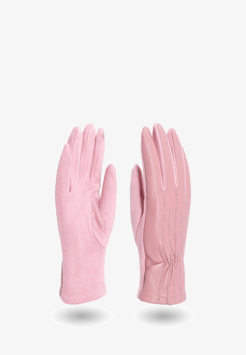 Un paio di guanti rosa, con un lato anteriore in texture suede e un lato posteriore in pelle liscia, esposti in posizione verticale su uno sfondo bianco.