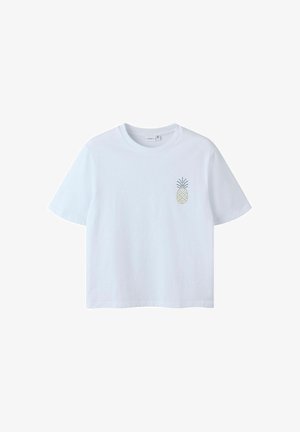 Hvid kortærmet t-shirt med rund hals og lille prikket ananasgrafik på den øverste venstre side af brystet.