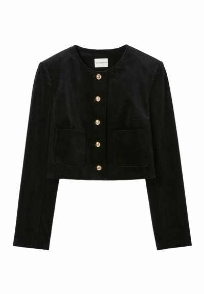 Giacca in corduroy nera con maniche lunghe, scollatura tonda, bottoni dorati e due tasche frontali. Design accorciato con texture a coste verticali.