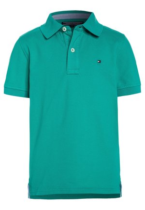 Turkusowa koszulka polo z krótkim rękawem, dwoma guzikami i małym logo Tommy Hilfiger na lewej piersi.