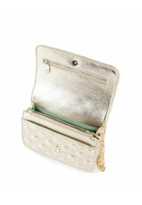 Borsa in ecopelle metallica dorata con motivo testurizzato, dotata di tasca con zip e tracolla a catena, con due scomparti interni.