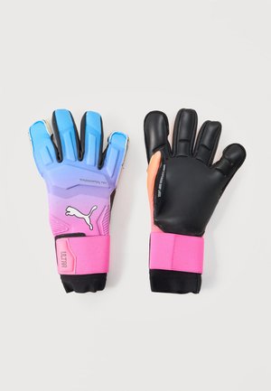 Par de guantes de portero Puma, lado izquierdo muestra el dorso en rosa, morado y azul, lado derecho palma negra con correas rosas en la muñeca.