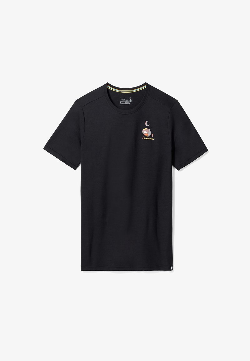 T-shirt noir à manches courtes en tissu doux. Présente un motif graphique discret sur le côté gauche de la poitrine avec un logo. Encolure ronde standard.