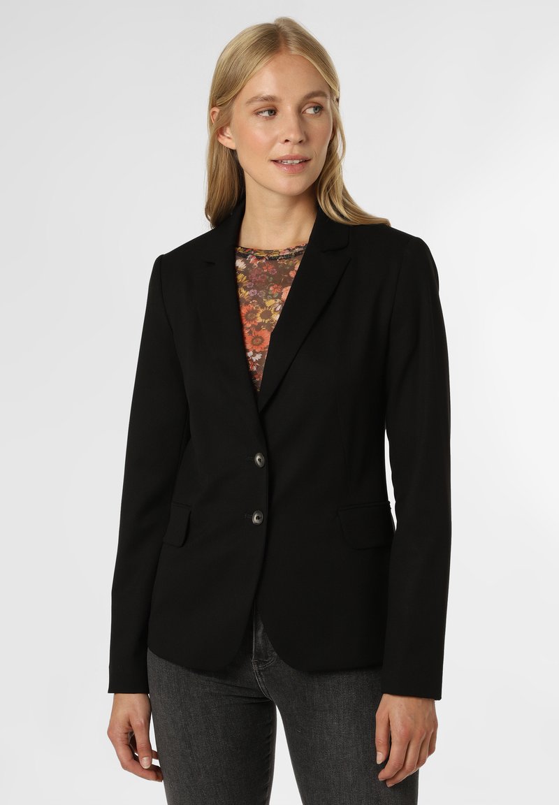 Czarny żakiet o dopasowanym kroju, z zapięciem na jeden guzik i dwiema przednimi kieszeniami. Noszony na tle bluzki w kwiatowy wzór, charakteryzuje się gładką teksturą.