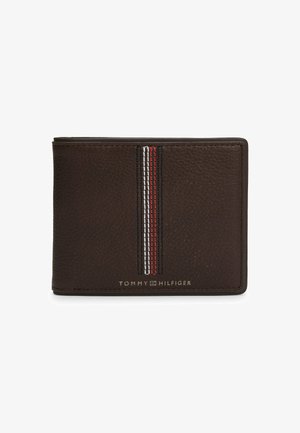 Bruine leren portemonnee met een gestructureerd oppervlak, verticale strepen in rood, wit en zwart, en een geperst logo aan de onderkant.