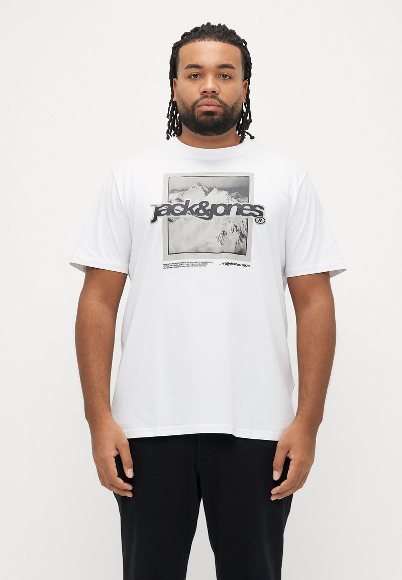 Λευκό βαμβακερό t-shirt με κοντά μανίκια, που φέρει γραφικό με μαύρα και γκρι βουνά και τη φράση «Jack & Jones» σε έντονα γράμματα.