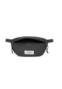Marsupio in nylon nero con chiusura a zip, forma piatta e patch logo anteriore. Dotato di tracolla regolabile e piccolo pull tab sulla zip.