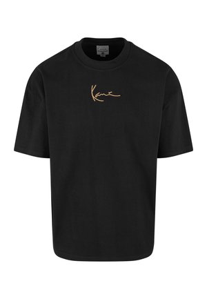 Čierne bavlnené tričko s krátkym rukávom, s vystaveným zlatým výšivkovým podpisom na hrudi, okrúhlym výstrihom a rovnou spodnou časťou.