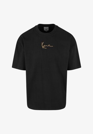 Fekete pamut póló rövid ujjakkal, arany hímzett aláírással a mellrészen, kerek nyakkivágással és egyenes szegéllyel.