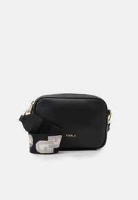 Černá kožená crossbody taška se zlatými detaily, obsahující černý a šedý zdobený popruh. Obdélníkový tvar s uzavíráním na zip.