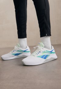 NANO - Sapatilha de treino - footwear white/unleashed green/grey